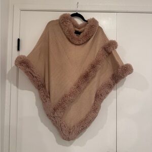 NWT Le Moda Light Pink Faux Fur Trim Poncho / Cape – One Size